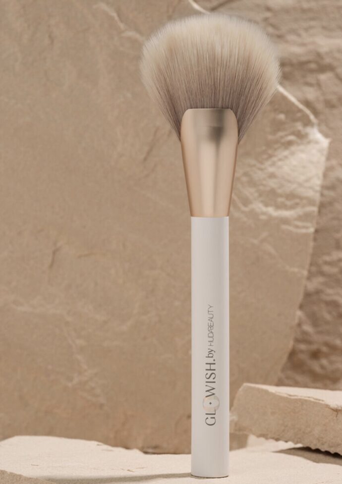 ⁦Huda beauty blush & bronzer brush⁩ - الصورة ⁦2⁩